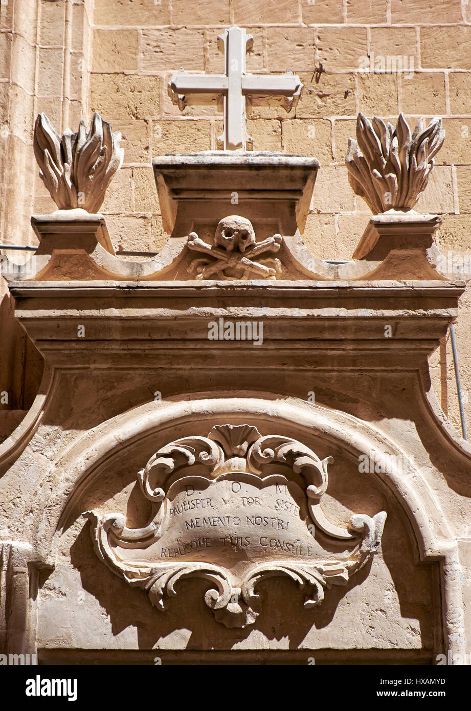 Il Totenkopf, Teschio e Ossa Croce, un morto testa del simbolo, come un elemento decorativo sopra l'ingresso alla casa residenziale di Mdina. Malta Foto Stock