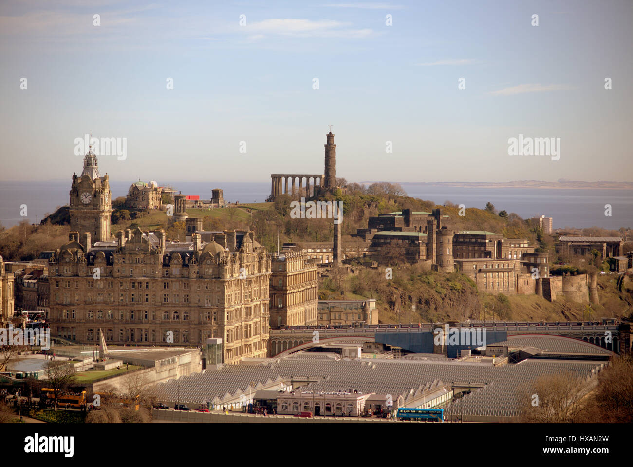 Vista panoramica di Calton Hill om una giornata soleggiata con stazione di Waverley in primo piano Foto Stock