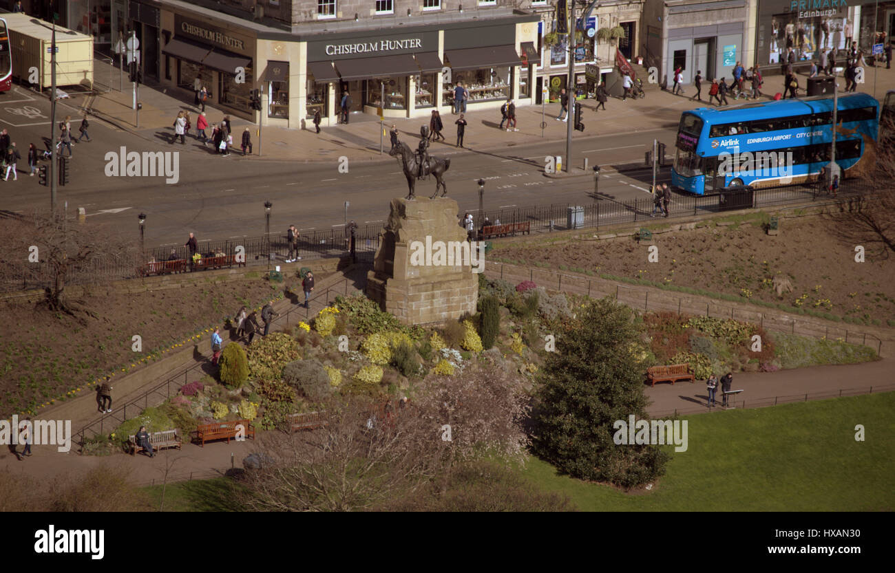 Il Royal Scots Grays monumento dalla antenna sopra colpo di Princes Street Gardens Foto Stock