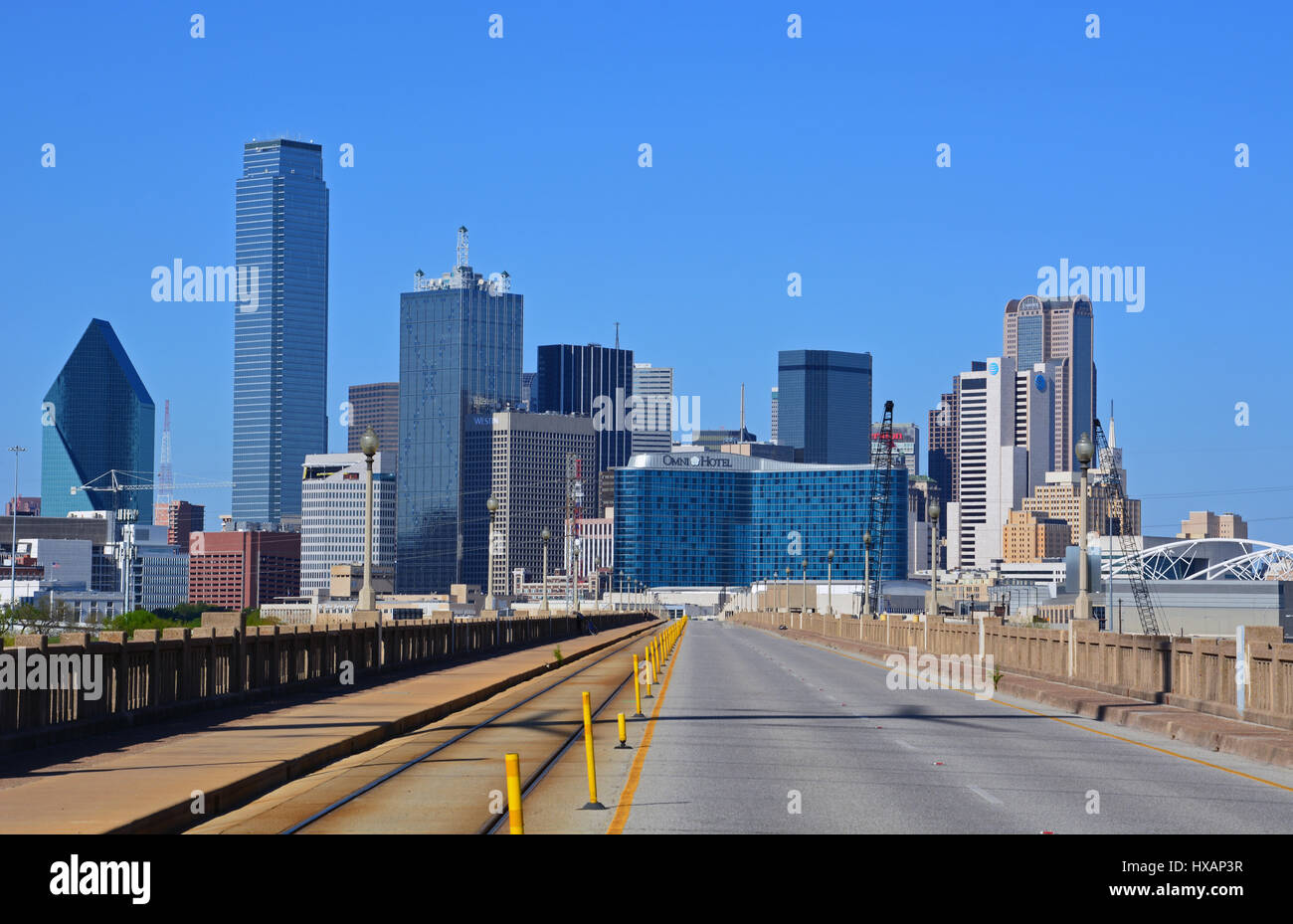 Lo skyline del centro cittadino sorge sopra la scogliera di quercia viadotto sul lato sud-ovest di Dallas. Foto Stock