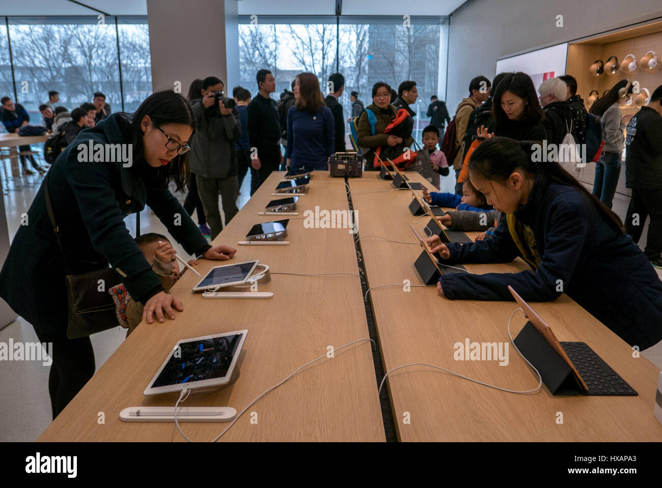 I clienti cinesi nel nuovo Apple shop Foto Stock