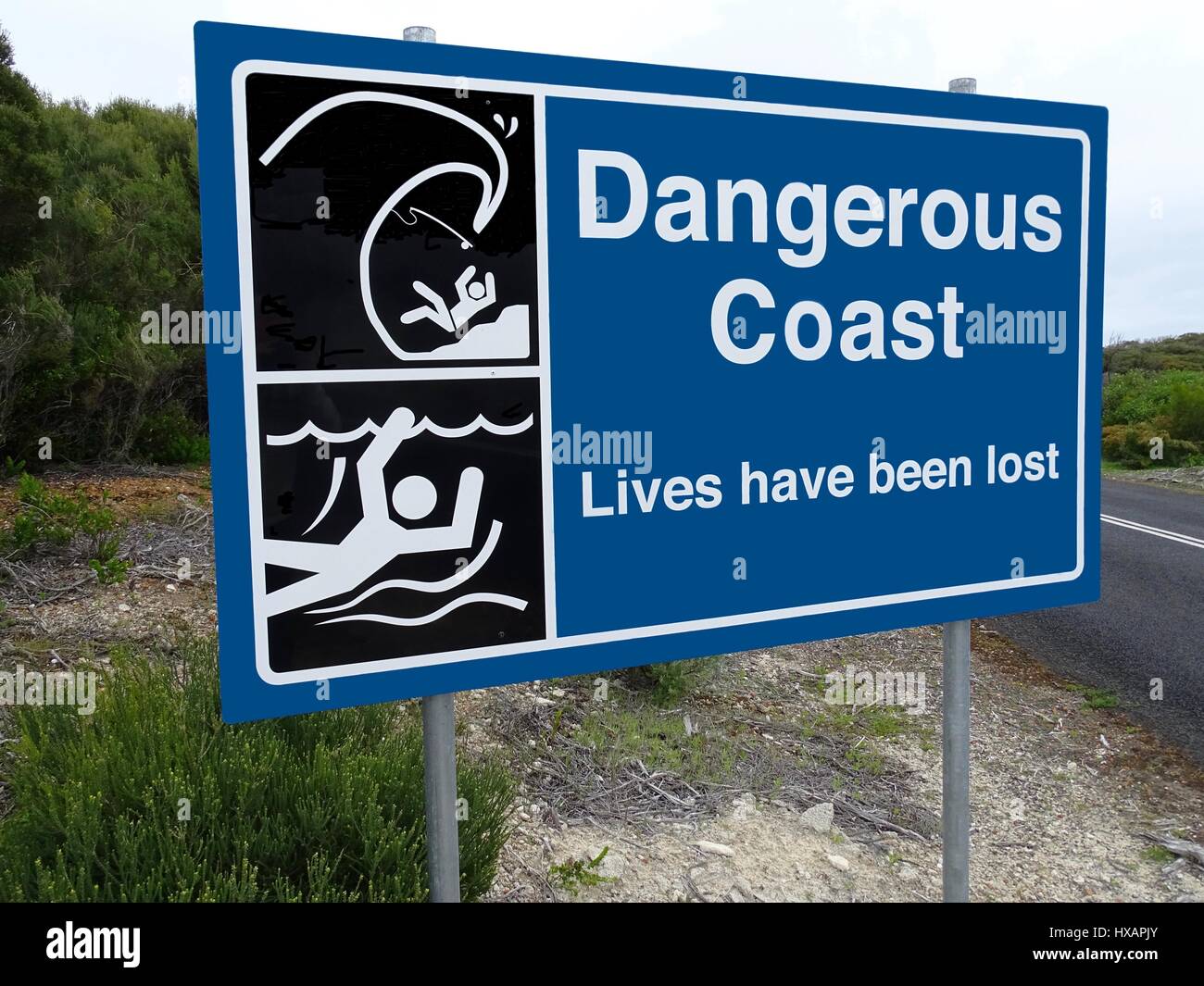 Segno bordo indicando un pericoloso Coast Foto Stock