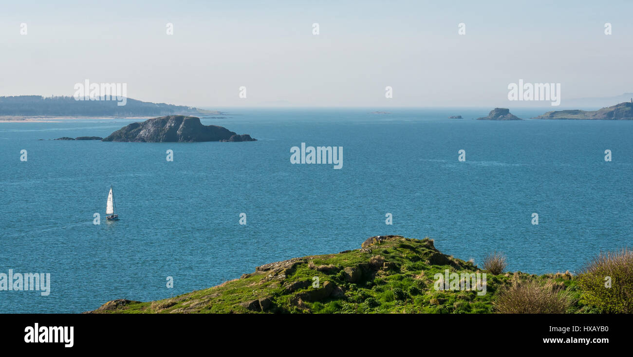 Solitaria in barca a vela in mare visto da Craigleith island, con agnello e isole Fidra, Firth of Forth, Scotland, Regno Unito Foto Stock
