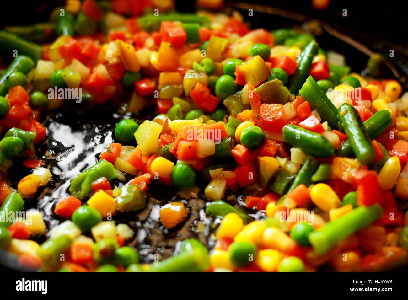 Close up mescolare verdure fritte in un wok cinese Foto Stock