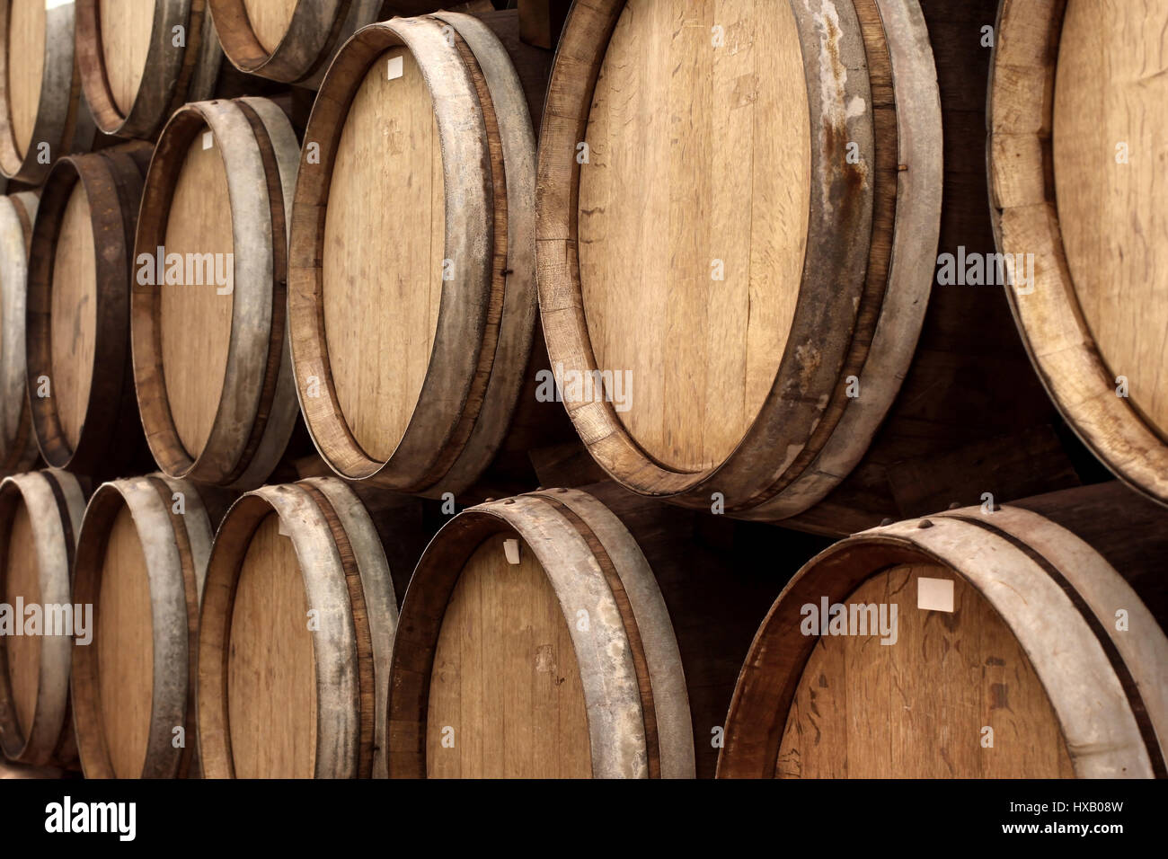 Pila di legno barili di vino in cantina Foto Stock