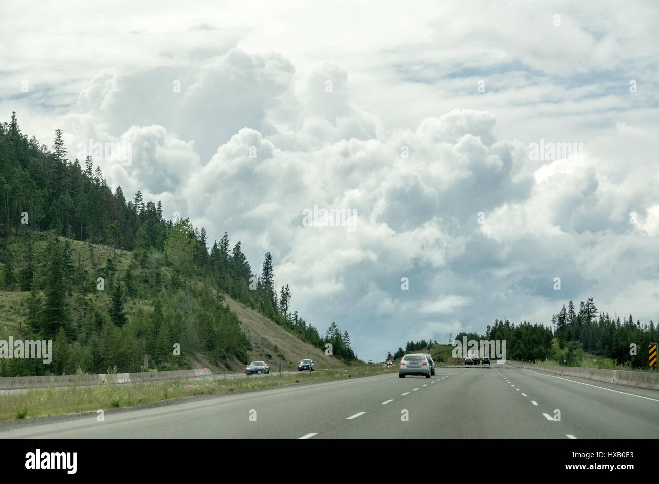 Nel tardo pomeriggio temporale nubi all'orizzonte sul Coquihalla Highway vicino alla città di Merritt, British Columbia, Canada. Foto Stock