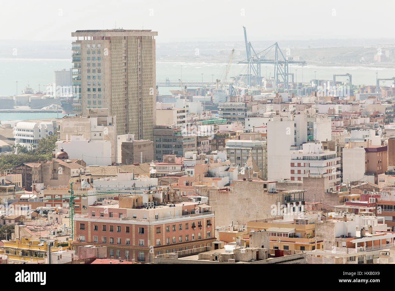 Veduta del Porto di Alicante dalla montagna del Castello di Santa Barbara. Takeda del tenendo il 15 di marzo di 2017. Foto Stock