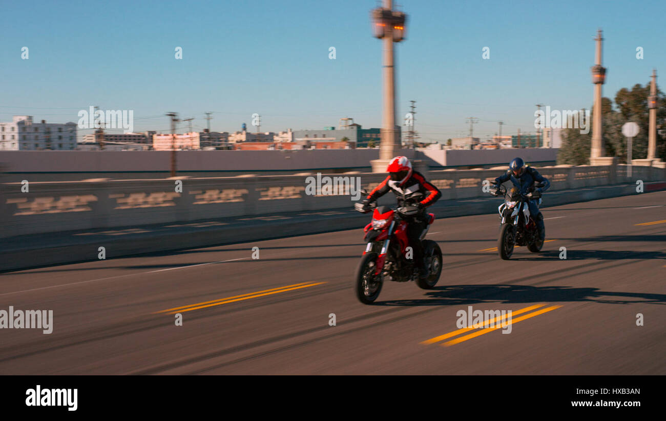 Chip è un imminente American commedia d'azione buddy cop film scritto e diretto da Dax Shepard, sulla base degli anni settanta-1980s serie televisiva con lo stesso nome creato da Rick Rosner. Il film stelle Shepard come Officer Jon Baker e Michael Pena come Frank 'Ponch Poncherello". Questa fotografia è per il solo uso editoriale ed è il copyright del film company e/o il fotografo assegnato dal film o società di produzione e può essere riprodotto solo da pubblicazioni in congiunzione con la promozione del film di cui sopra. Un credito per il film company è richiesto. Il fotografo deve anche b Foto Stock