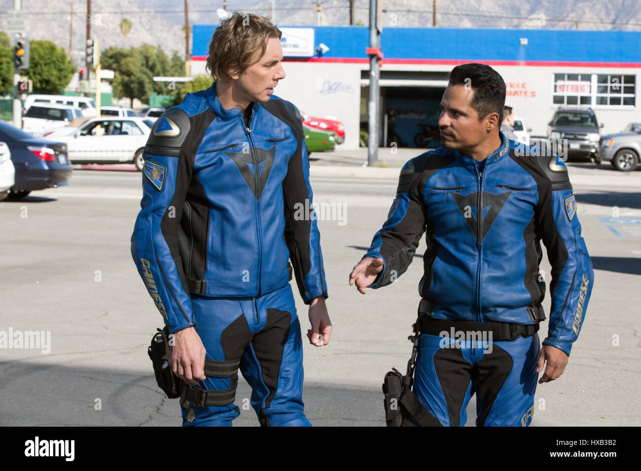 Chip è un imminente American commedia d'azione buddy cop film scritto e diretto da Dax Shepard, sulla base degli anni settanta-1980s serie televisiva con lo stesso nome creato da Rick Rosner. Il film stelle Shepard come Officer Jon Baker e Michael Pena come Frank 'Ponch Poncherello". Questa fotografia è per il solo uso editoriale ed è il copyright del film company e/o il fotografo assegnato dal film o società di produzione e può essere riprodotto solo da pubblicazioni in congiunzione con la promozione del film di cui sopra. Un credito per il film company è richiesto. Il fotografo deve anche b Foto Stock