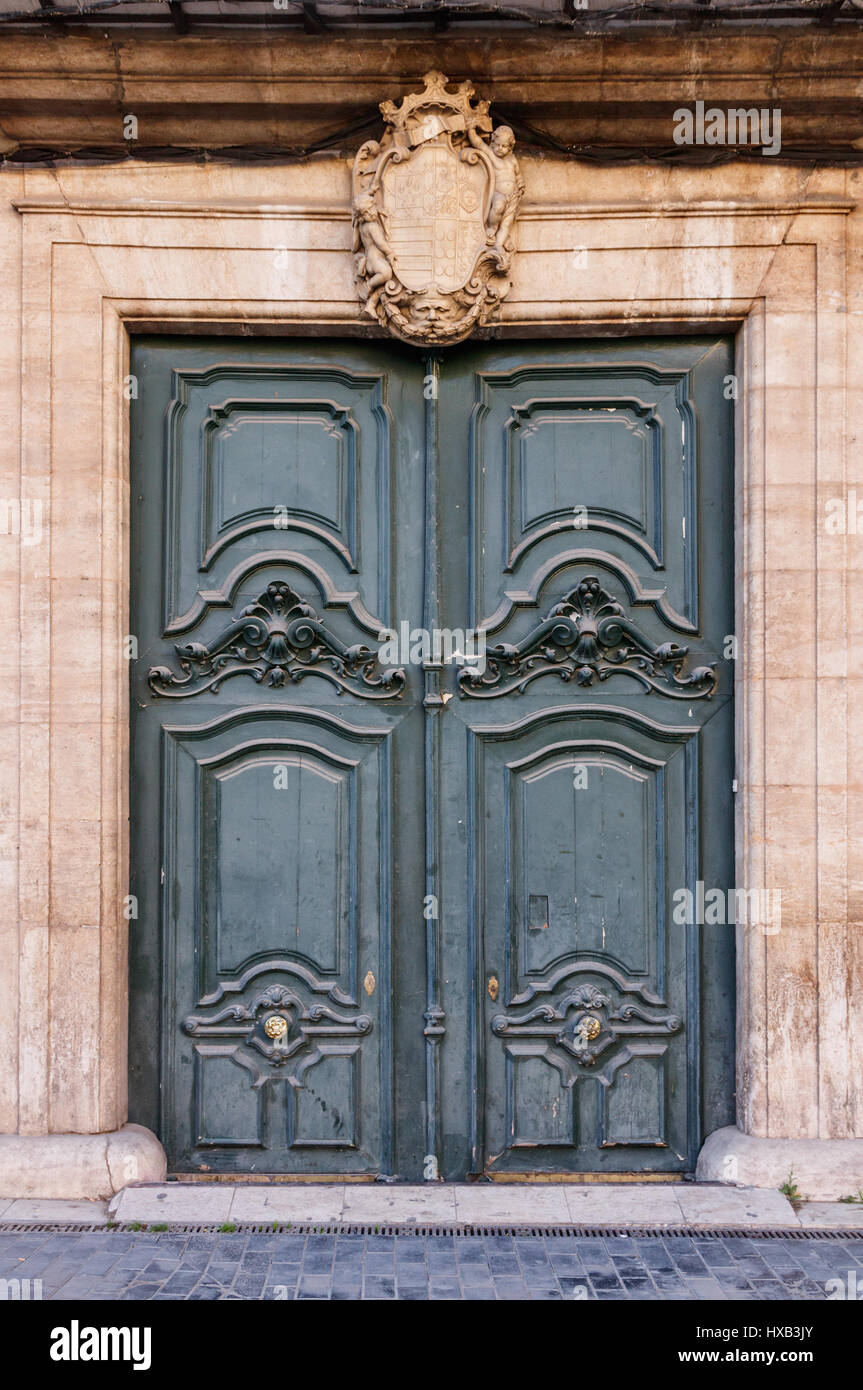 Vecchio monumentale porta ornata con blasone in una delle strade di Valencia, Spagna. Foto Stock