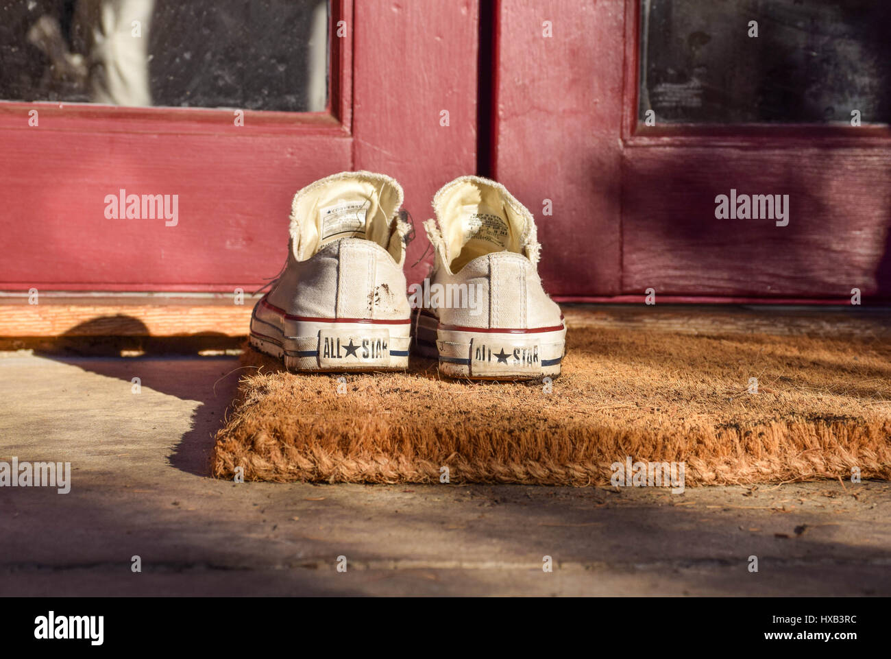 Converse sneakers al di fuori su di un tappeto di porta Foto stock ... صحن تقديم ذهبي