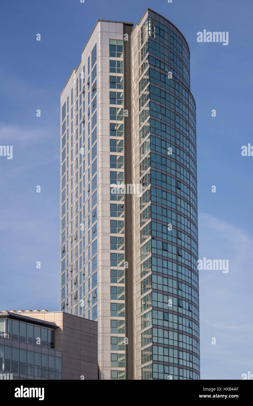 L'iconico elevato aumento Obel torre in Belfast City Centre. Foto Stock