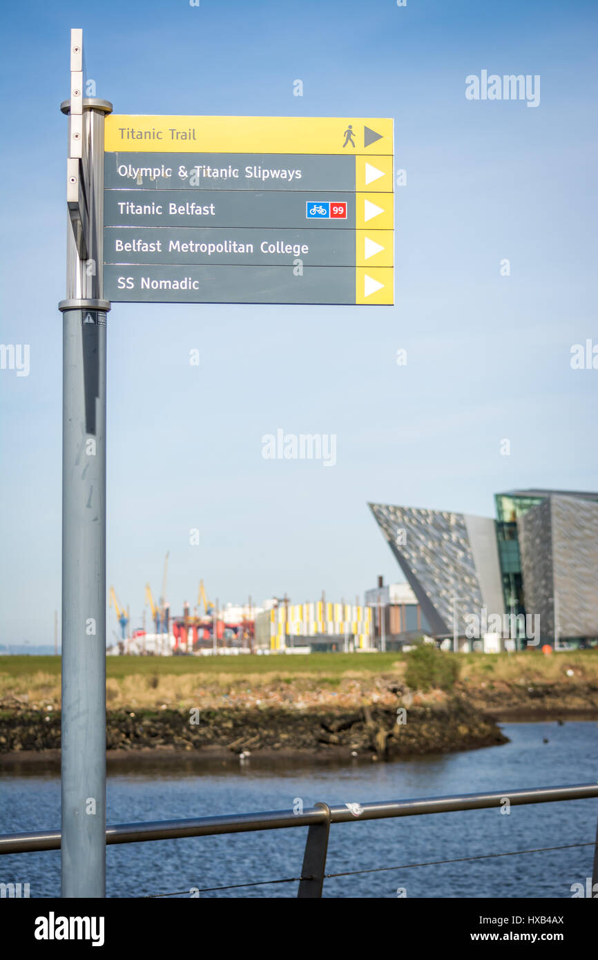 Informazioni post che mostrano la direzione di Titanic Trail a Belfast Foto Stock