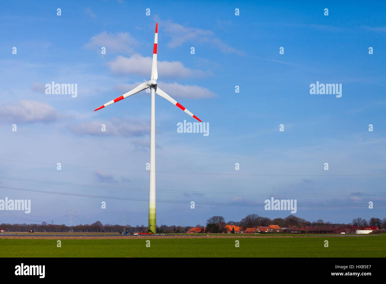 Un tedesco di turbina eolica in un paesaggio Foto Stock