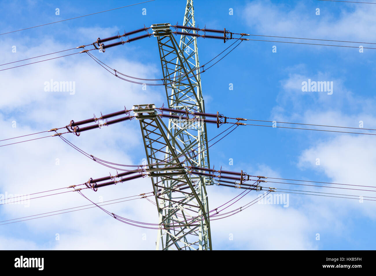 La trasmissione di energia elettrica torre su una casa di potere Foto Stock