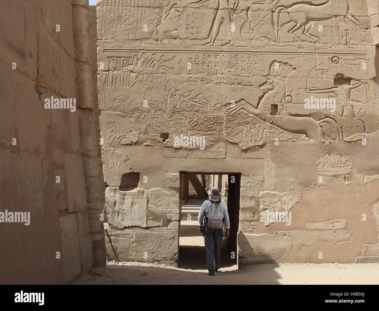 Viaggiatore al Tempio di Karnak di entrare nel tempio di Khonsu Foto Stock