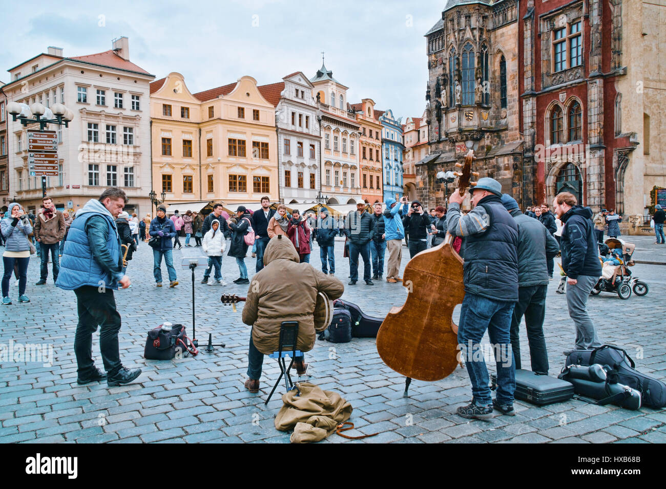 Musicisti di strada a Piazza della Città Vecchia di Praga - Praga / Repubblica ceca - MARZO 20, 2017 Foto Stock