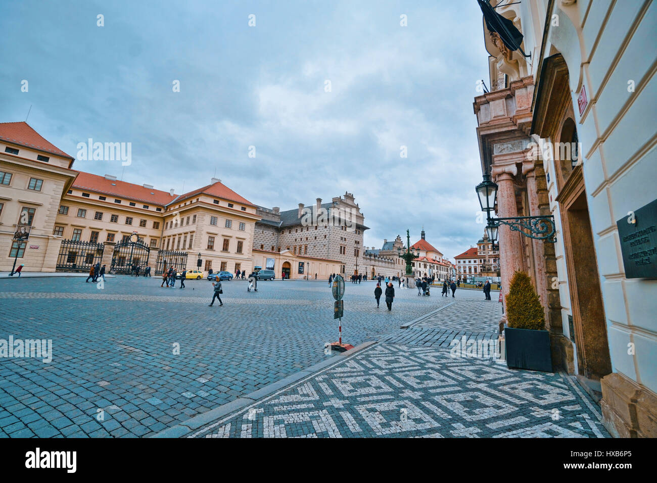 Enorme piazza al Castello di Praga - un posto bellissimo in città - Praga / Repubblica ceca - MARZO 20, 2017 Foto Stock