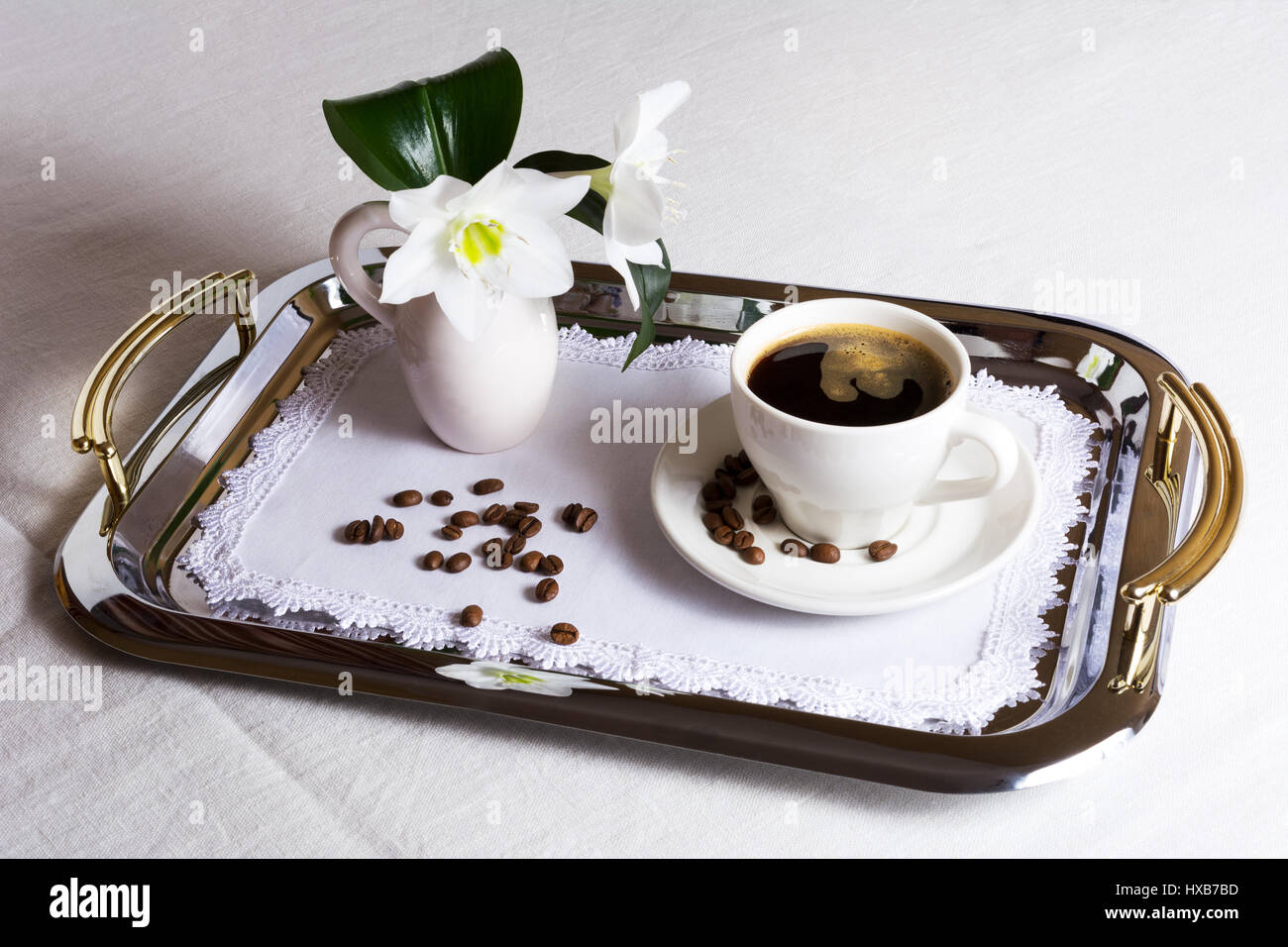 Tazza di caffè squisito sul tovagliolo ricamato in argento serve vassoio. Miglior hotel di concetto di servizio. Foto Stock