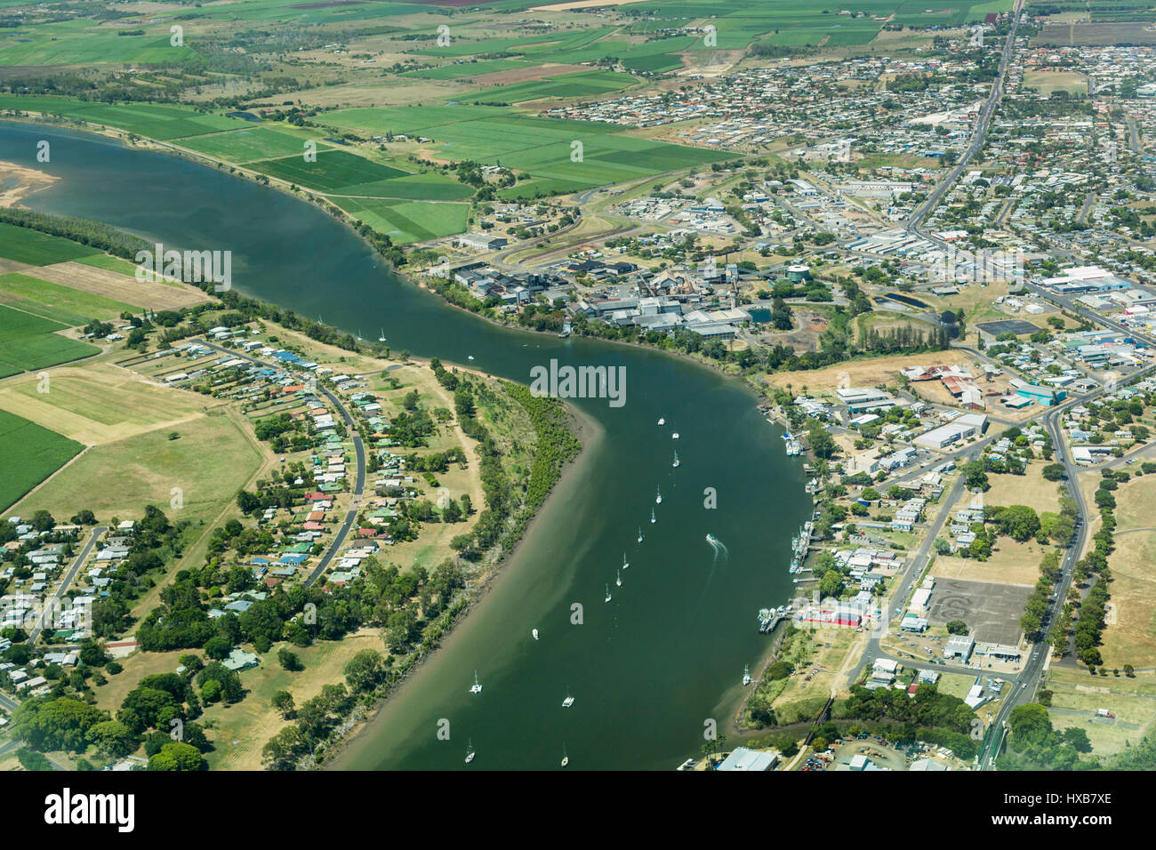 Vista aerea della città di Bundaberg e il fiume Burnett, con terreni coltivati al di là. Bundaberg, Queensland, Australia Foto Stock