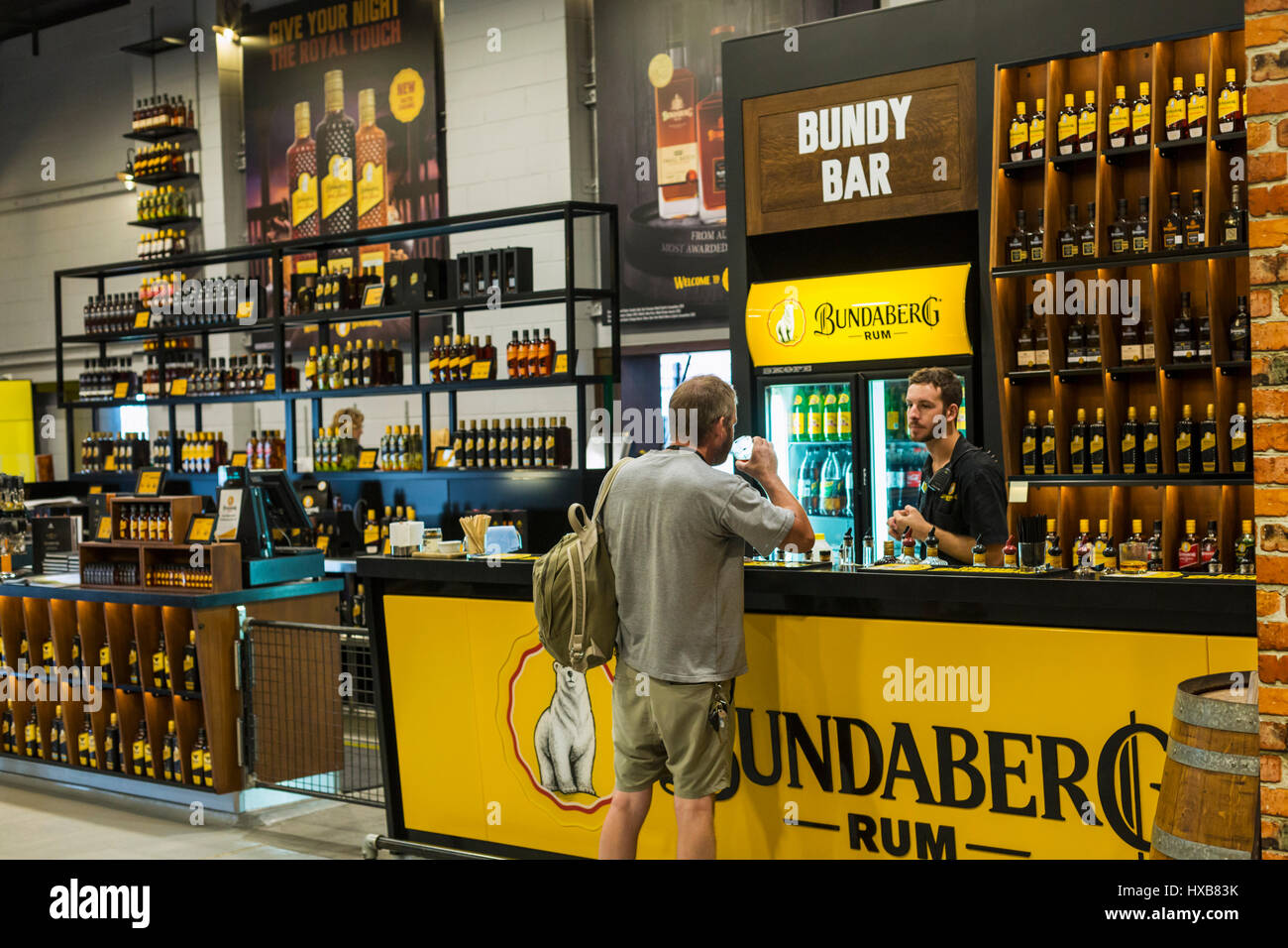 Il Rum degustazione per i visitatori come parte di un Tour di distilleria a Bundaberg Rum Visitor Center. Bundaberg, Queensland, Australia Foto Stock