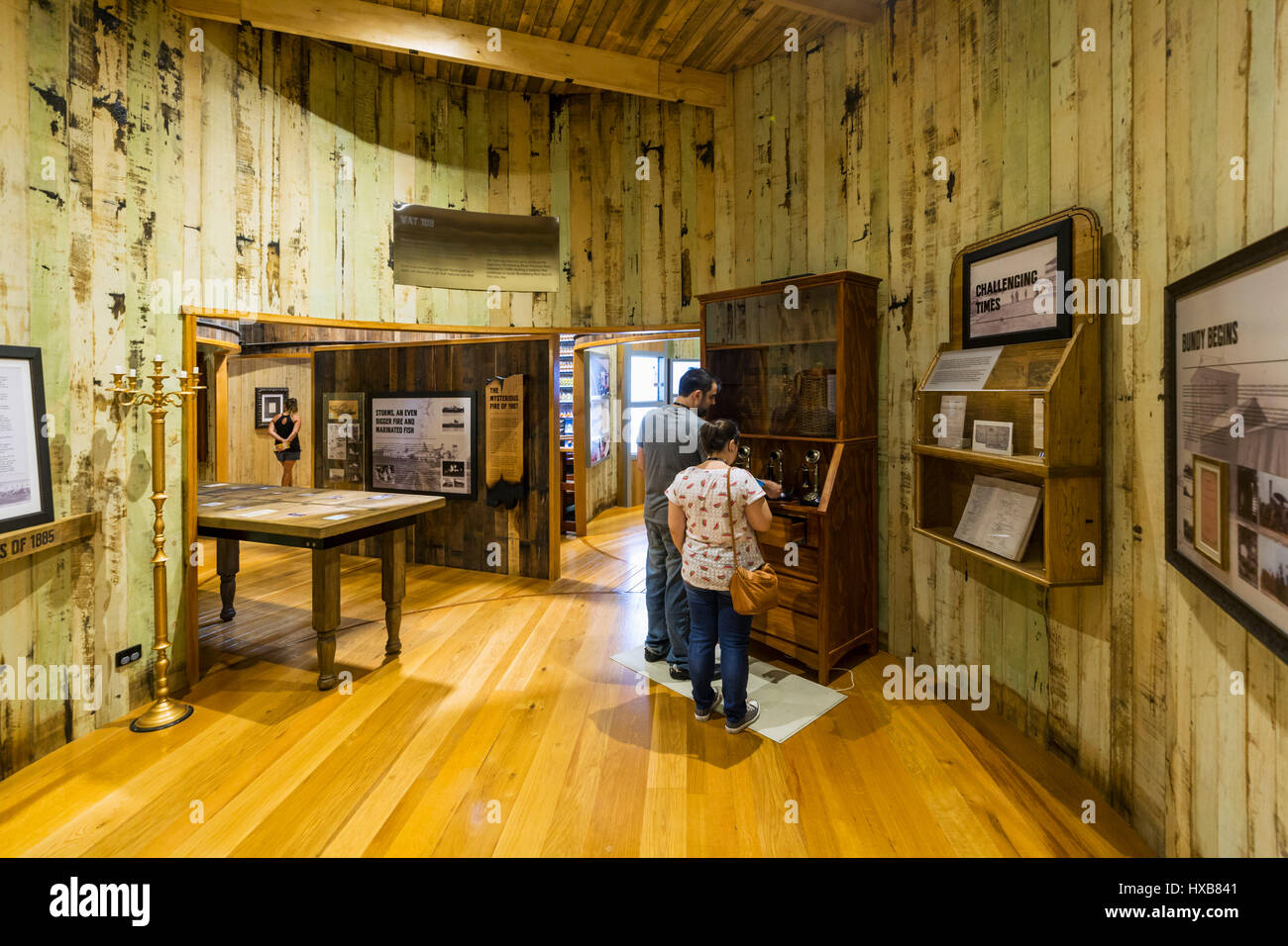 Visitatori apprendere la storia di Bundaberg Rum nel museo esperienza. Bundaberg, Queensland, Australia Foto Stock