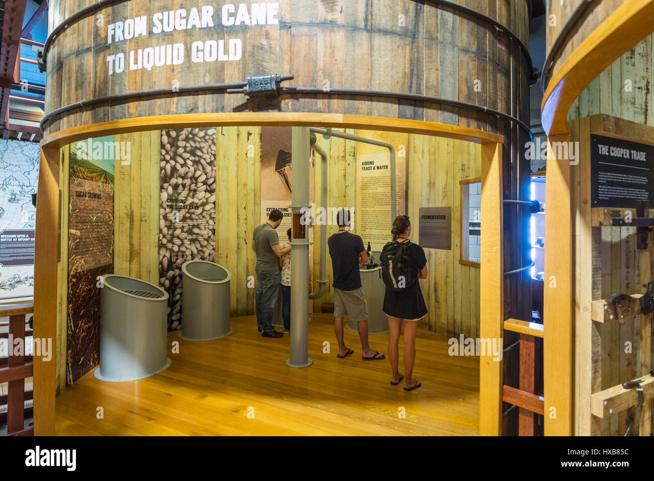 Visitatori apprendere la storia di Bundaberg Rum nel museo esperienza. Bundaberg, Queensland, Australia Foto Stock