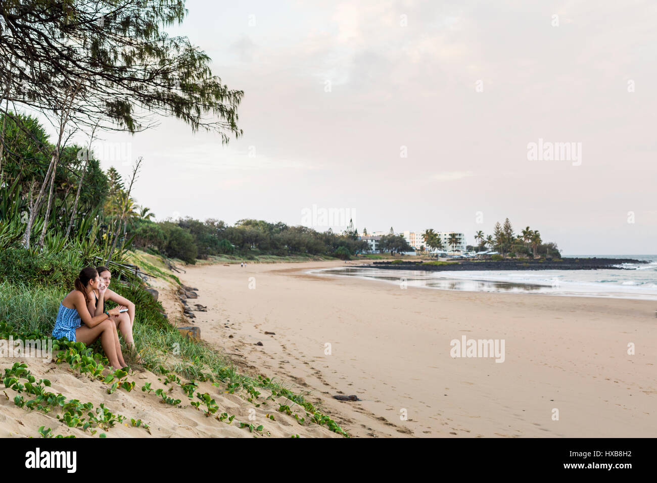 Le giovani ragazze guardando le sabbie della spiaggia di Bargara, Bundaberg, Queensland, Australia Foto Stock