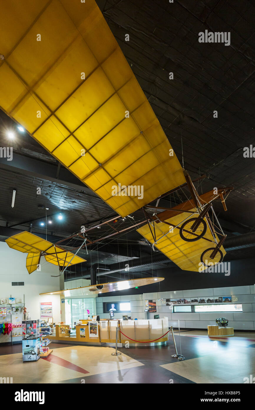 Una replica di Bert Hinkler's glider all'interno della Hall Hinkler di aviazione. Bundaberg, Queensland, Australia Foto Stock
