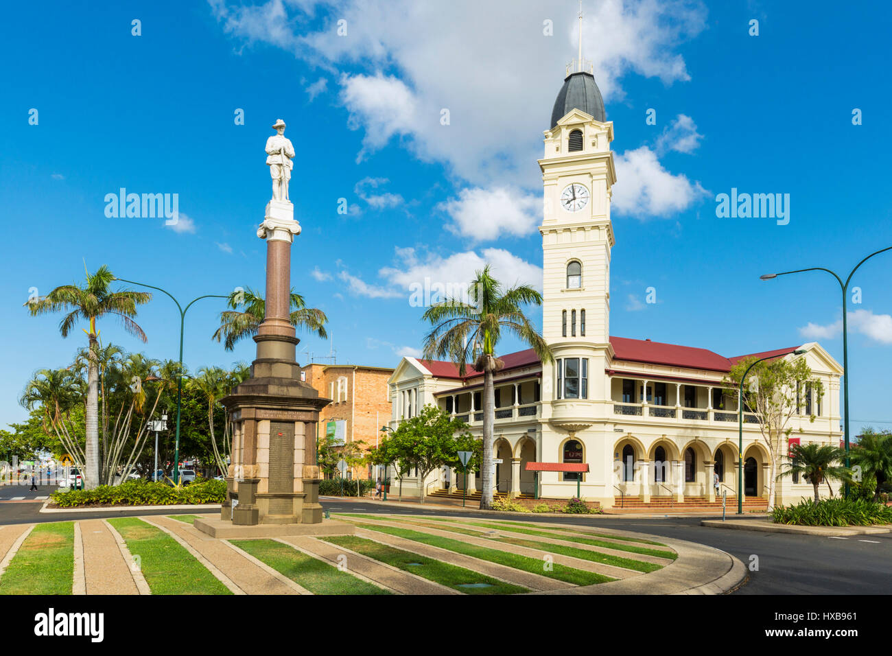 Il Bundaberg Post Office e la torre dell orologio, insieme con il Cenotafio Memoriale di guerra nel centro della citta'. Bundaberg, Queensland, Australia Foto Stock