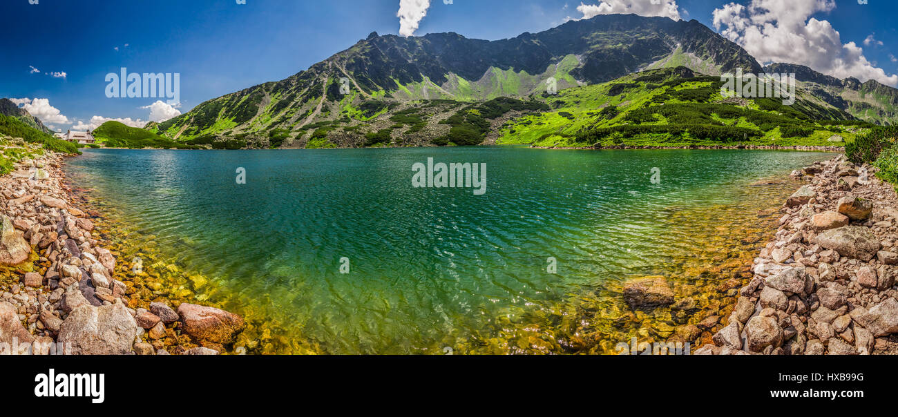 Panorama di crystal clear pond nei monti Tatra Foto Stock