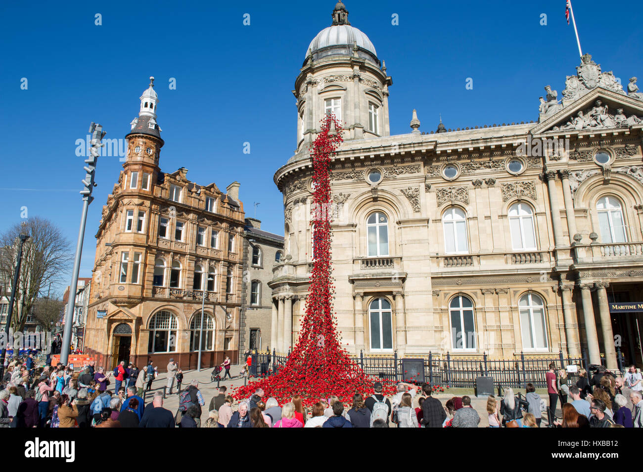 La finestra di pianto di papaveri a Hull Maritime Museum di Kingston Upon Hull, Regno Unito città della cultura 2017 Foto Stock