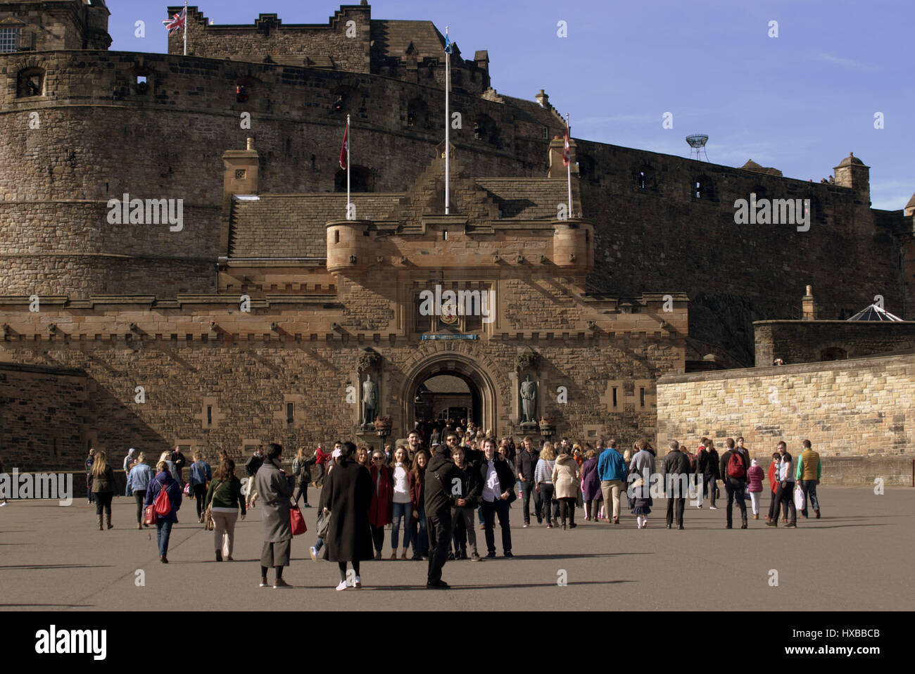 Il castello di Edimburgo bastioni interni la folla di turisti godere selfie selfies sellfys telefoni cellulari esplorazione delle mura del castello Foto Stock