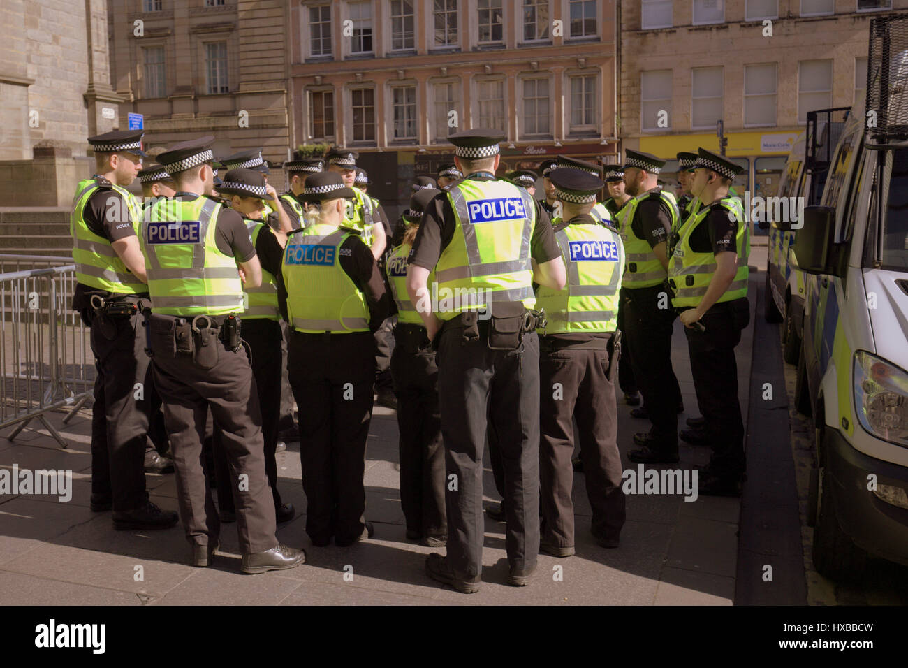 La polizia in Scozia ufficiali huddle Foto Stock