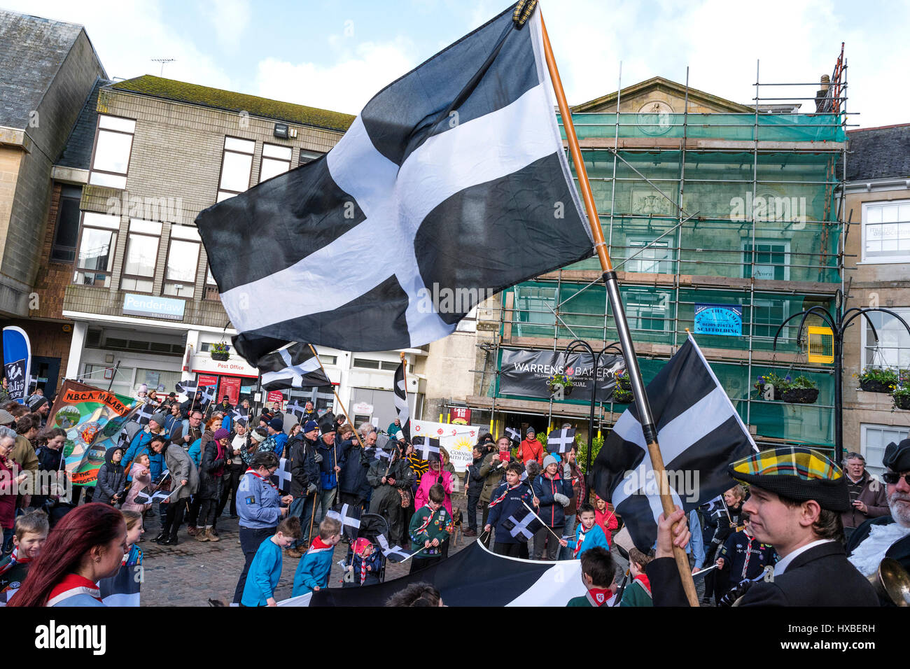 Una folla di persone della Cornovaglia celebrando st.pirabs giorno in truro, Cornwall, England, Regno Unito Foto Stock