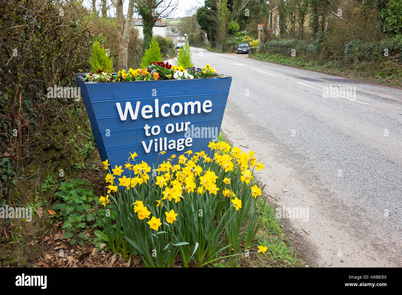 Un segno di benvenuto all'ingresso del villaggio di Chacewater in Cornovaglia, Inghilterra, Regno Unito. Foto Stock