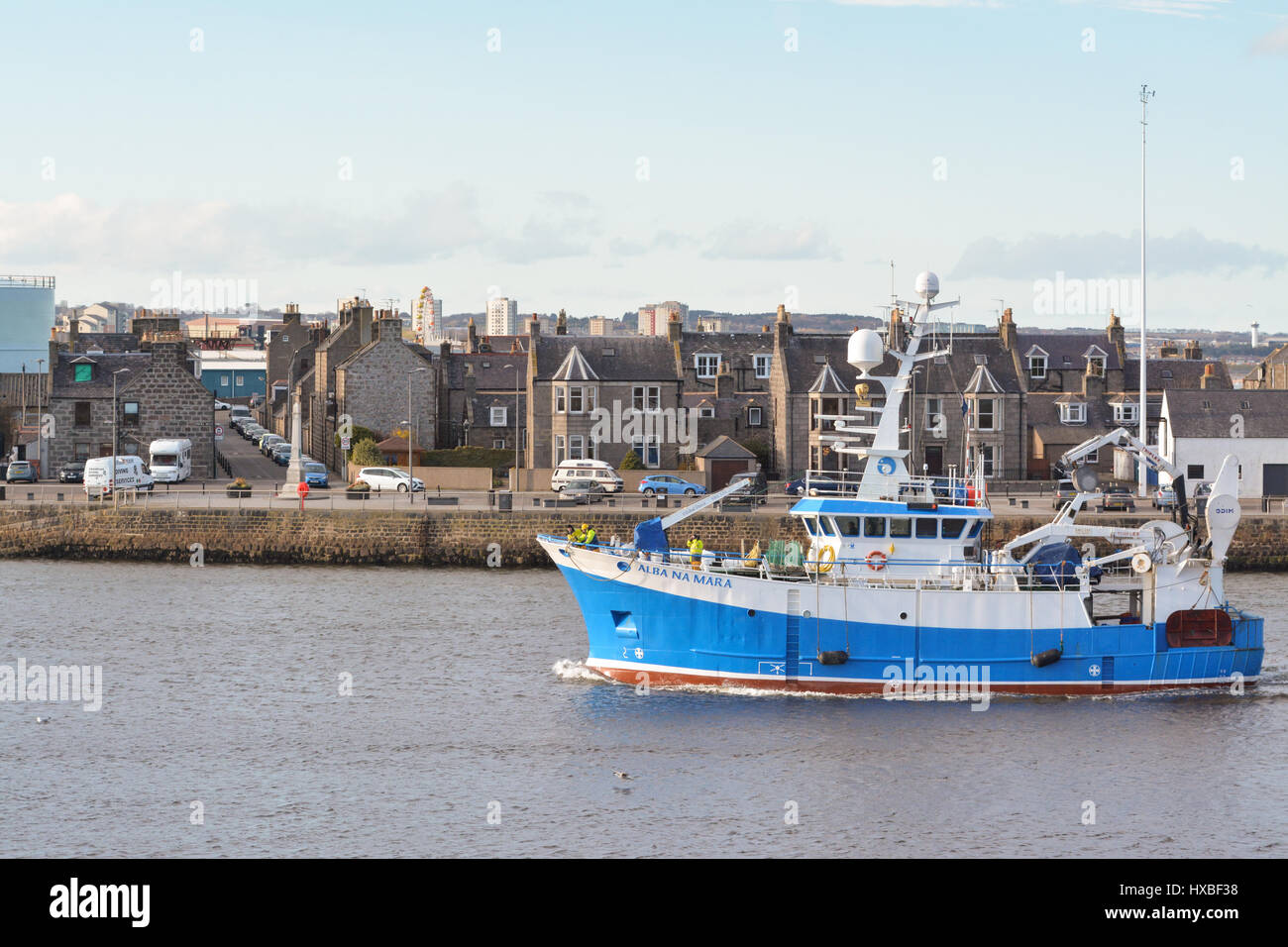 Marine Scozia la ricerca nel settore della pesca imbarcazione che entra nel porto di Aberdeen, Scozia, Regno Unito Foto Stock