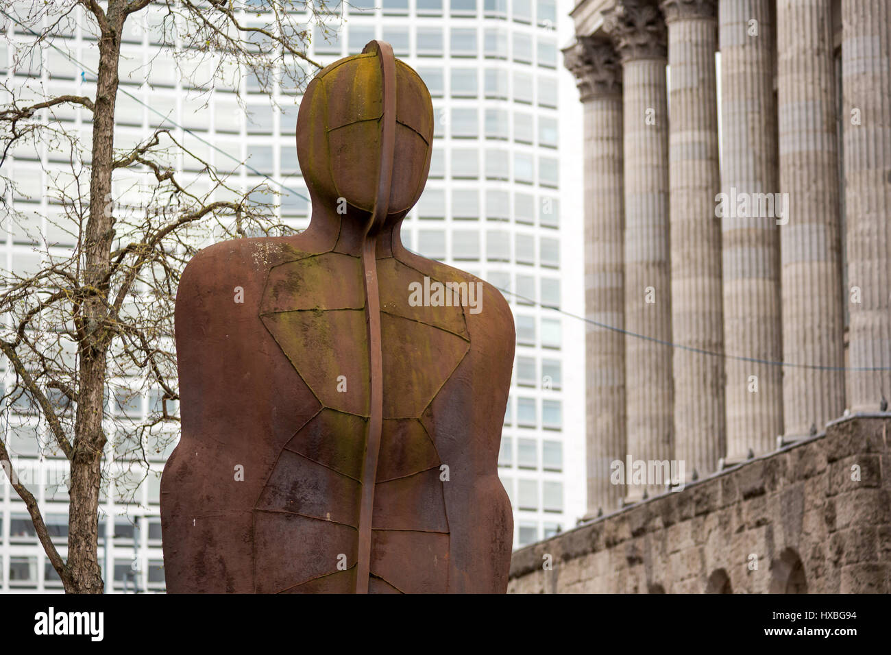 Ferro da stiro: Uomo statua da Anthony Gormley. Victoria Square, Birmingham, Regno Unito Foto Stock