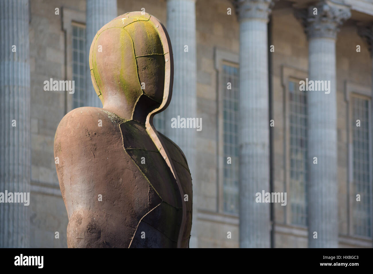 Ferro da stiro: Uomo statua da Anthony Gormley. Victoria Square, Birmingham, Regno Unito Foto Stock