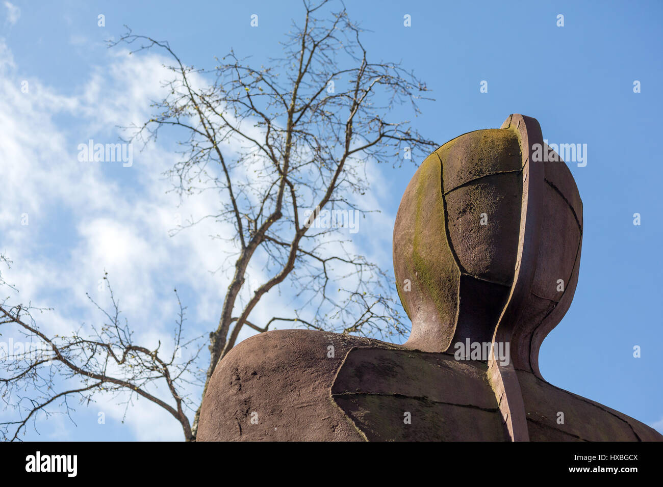 Ferro da stiro: Uomo statua da Anthony Gormley. Victoria Square, Birmingham, Regno Unito Foto Stock
