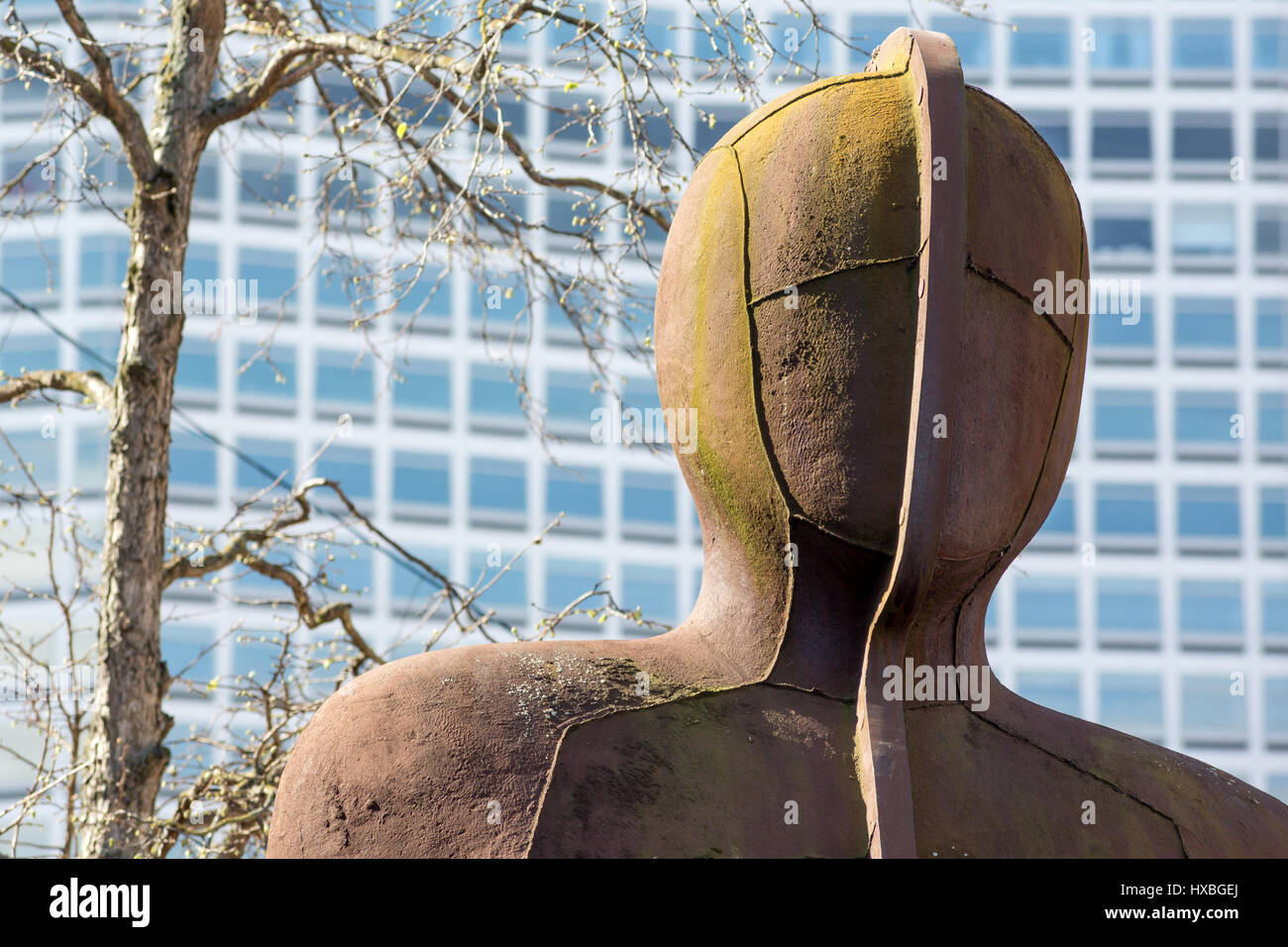 Ferro da stiro: Uomo statua da Anthony Gormley. Victoria Square, Birmingham, Regno Unito Foto Stock