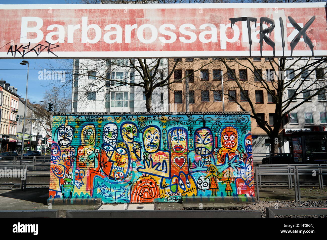 Haltestelle Barbarossaplatz in Köln (Colonia), Nordrhein-Westfalen, Deutschland, Wandbild von Marcus Krips Foto Stock