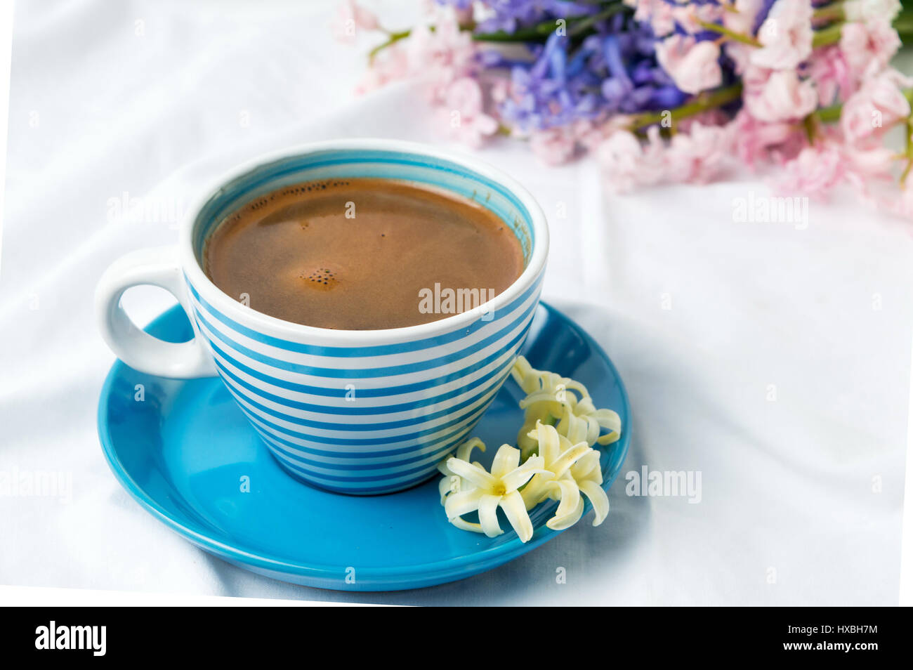 Tazza di caffè e coloratissimi fiori di giacinto Foto Stock