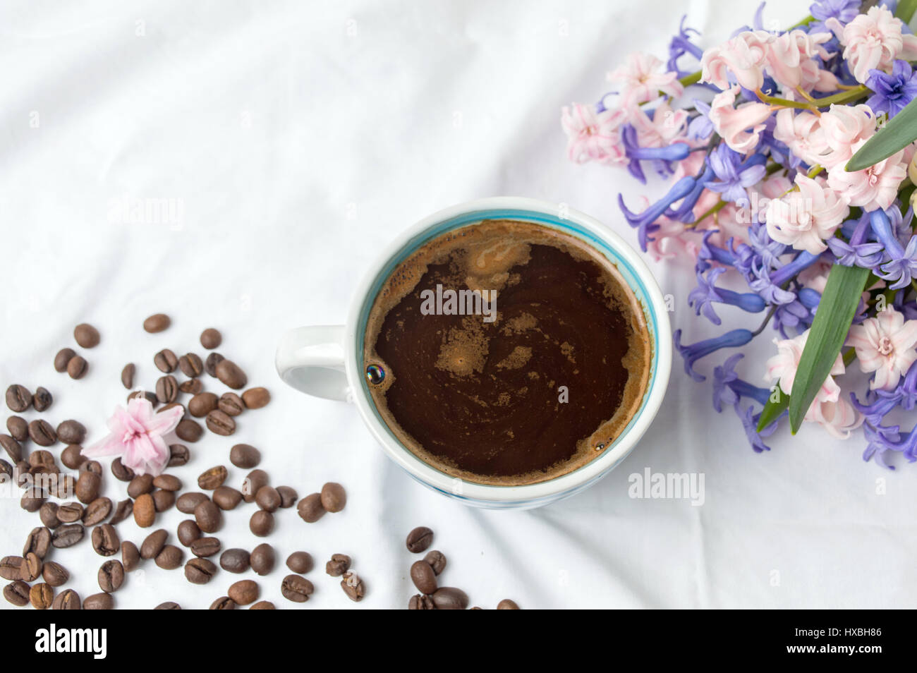 Tazza di caffè e coloratissimi fiori di giacinto Foto Stock