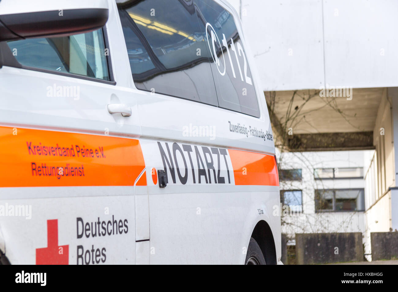 Peine / Germania - marzo 20, 2017: tedesco medico di emergenza ( notarzt ) auto sorge su un ospedale Foto Stock