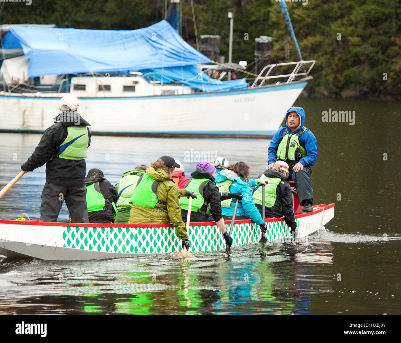 Membri della Squamish Dragon Boat società andare per una racchetta in Mamquam canale cieco. Squamish BC, Canada Foto Stock