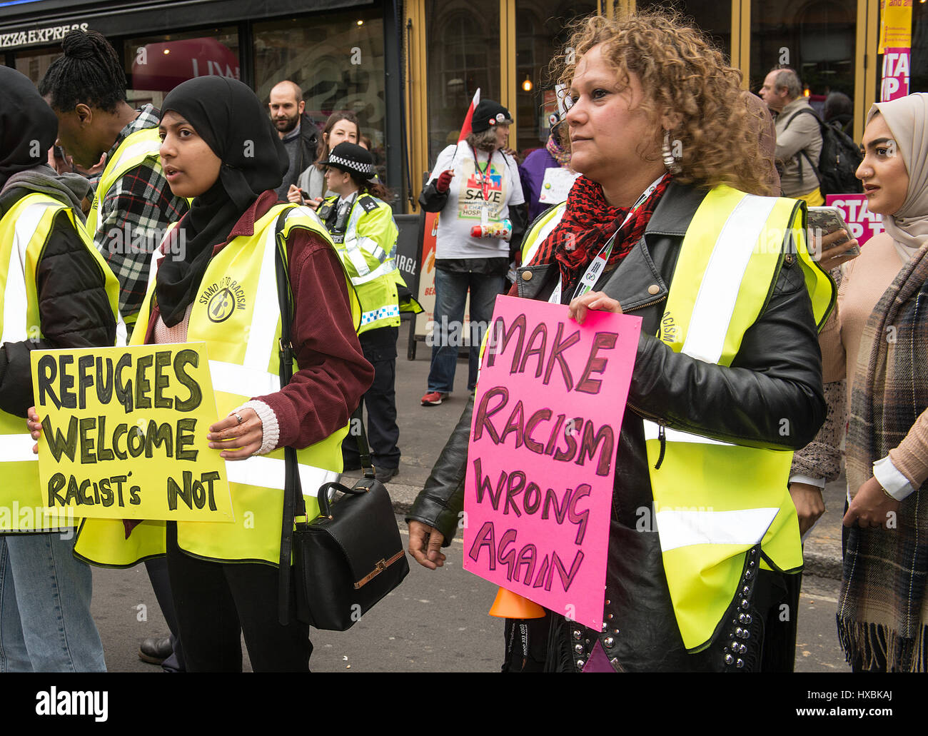 Marzo contro il razzismo / ONU contro il razzismo giorno - migliaia di giro per la lotta contro il razzismo - anti Donald Trump rally attraverso le strade del centro di Londra. Foto Stock