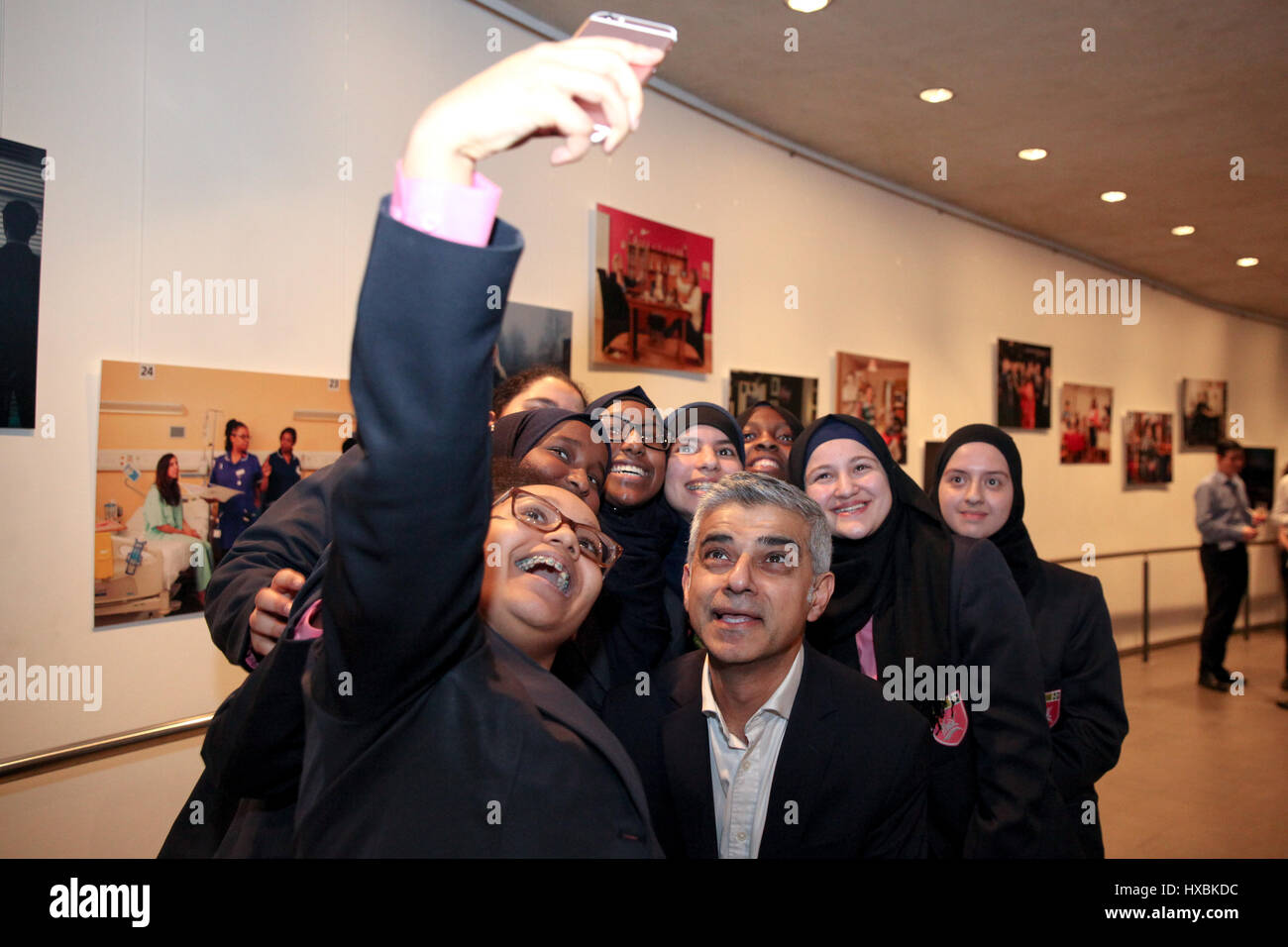 In vista della Giornata internazionale della donna il prossimo mese il sindaco di Londra Sadiq Khan lancia Uguale Ma Diverso"mostra fotografica, presso il Municipio di Londra per celebrare la diversità di tutte le donne che lavorano nel regno Unito oggi - per condividere le storie di donne la cui voic Foto Stock