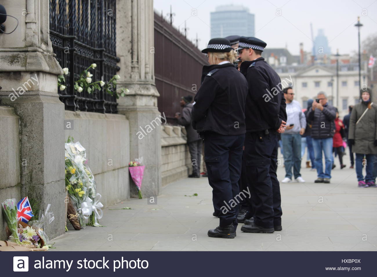 Poliziotti di un momento di pausa dopo la posa di fiori in corrispondenza del sito di attacco di Westminster dove un collega, PC Palmer, è stato ucciso. Foto Stock