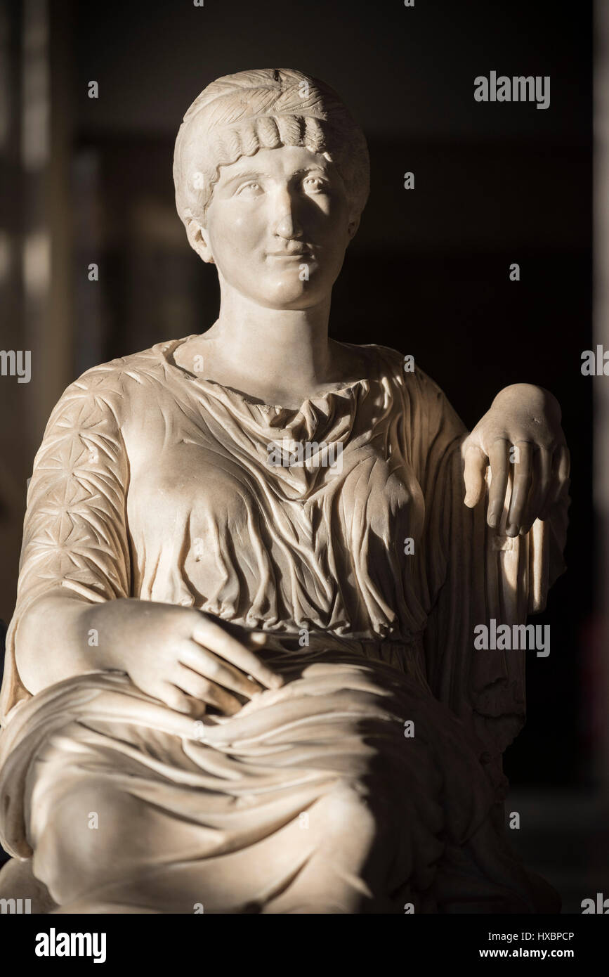 Roma. L'Italia. Seduto statua della imperatrice romana Helena (ca. Annuncio 249-329), madre dell'Imperatore Costantino il Grande. Sala degli Imperatori, Musei Capitolini Foto Stock